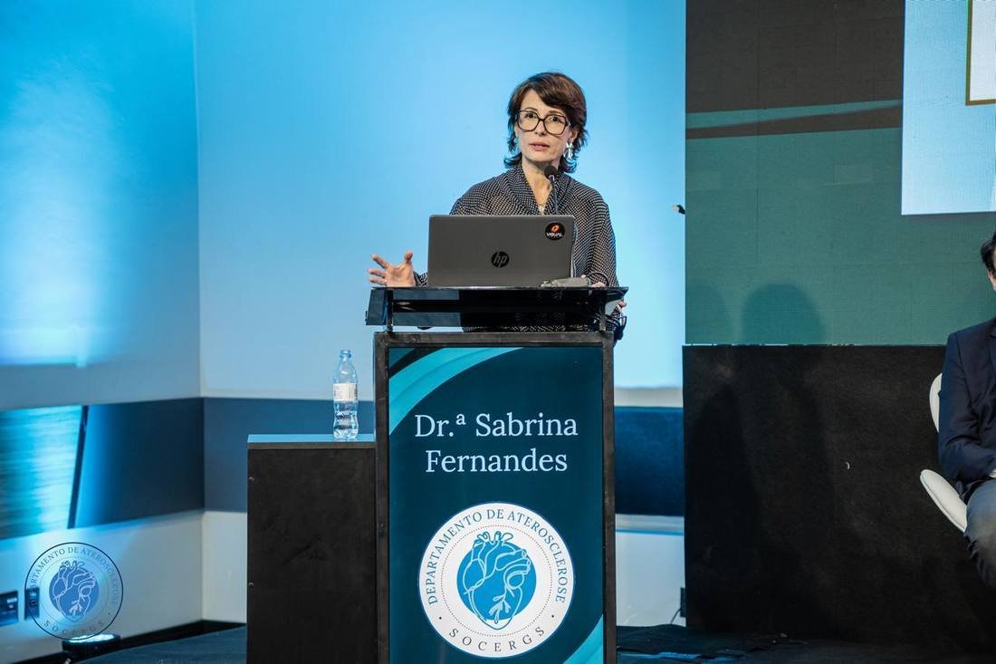 Dra. Sabrina Fernandes em palestra no Departamento de Aterosclerose da SOCERGS